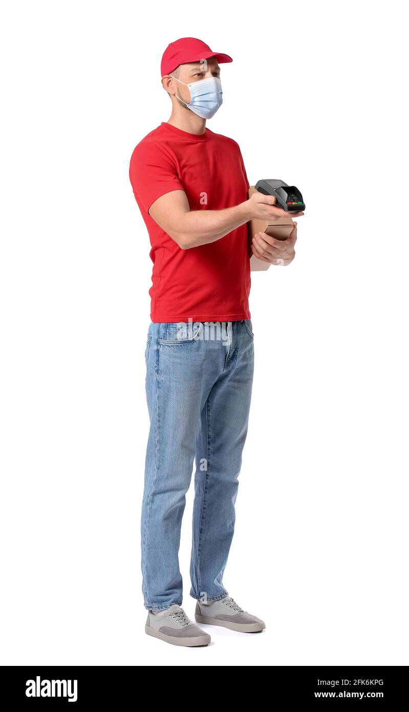 Kurier mit Zahlungsterminal auf weißem Hintergrund Stockfoto