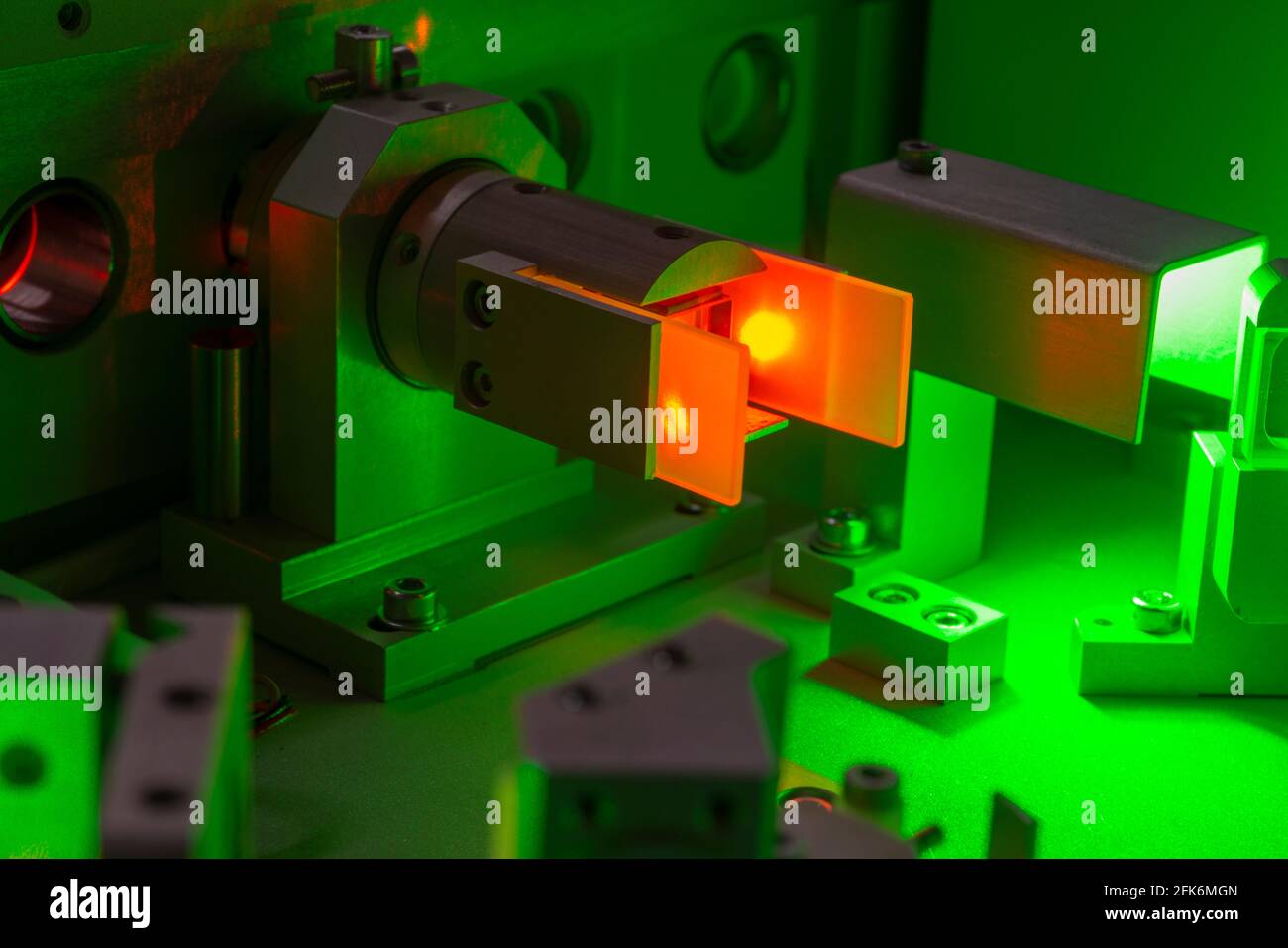 Wellenlängentrennungsmechanismus des wissenschaftlichen Lasersystems, helle Flecken haben typische Speckle-Struktur - es ist Merkmal des Laserlichts Stockfoto