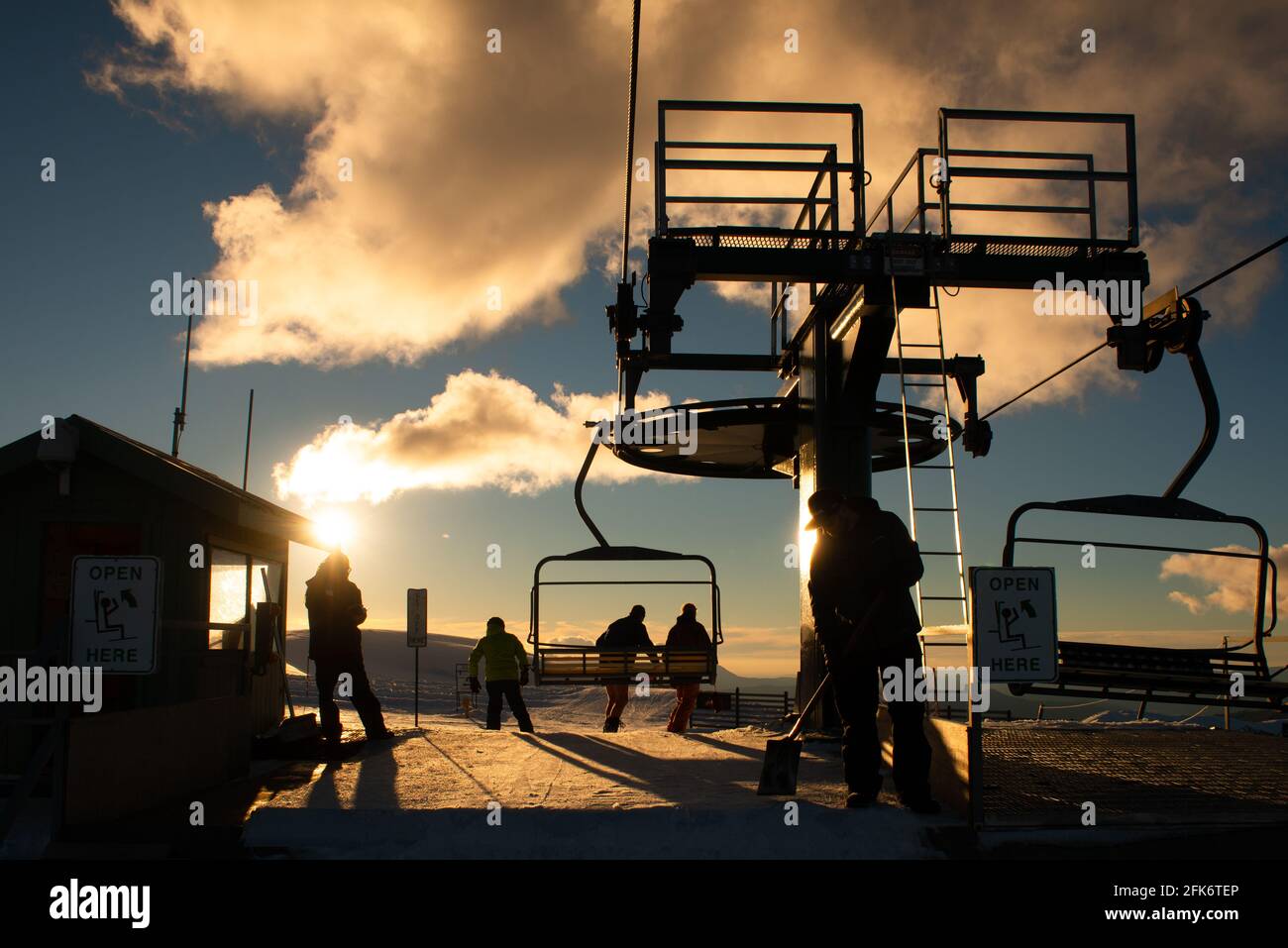 Mt Hotham, Victoria - 2017. August: Aussteigen aus dem Lift an der Spitze einer Skipiste Stockfoto