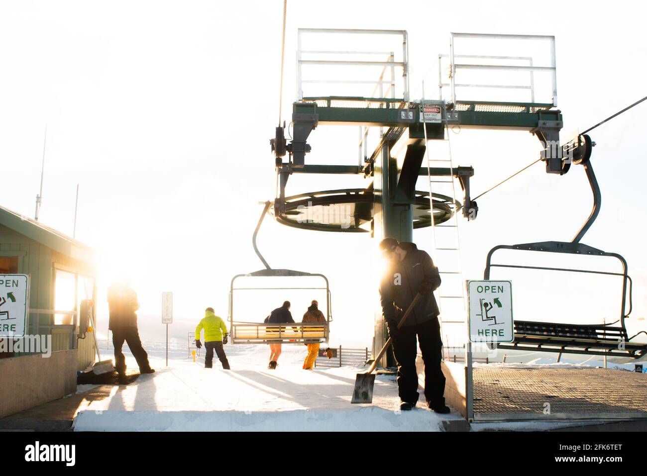 Mt Hotham, Victoria - 2017. August: Aussteigen aus dem Lift an der Spitze einer Skipiste Stockfoto