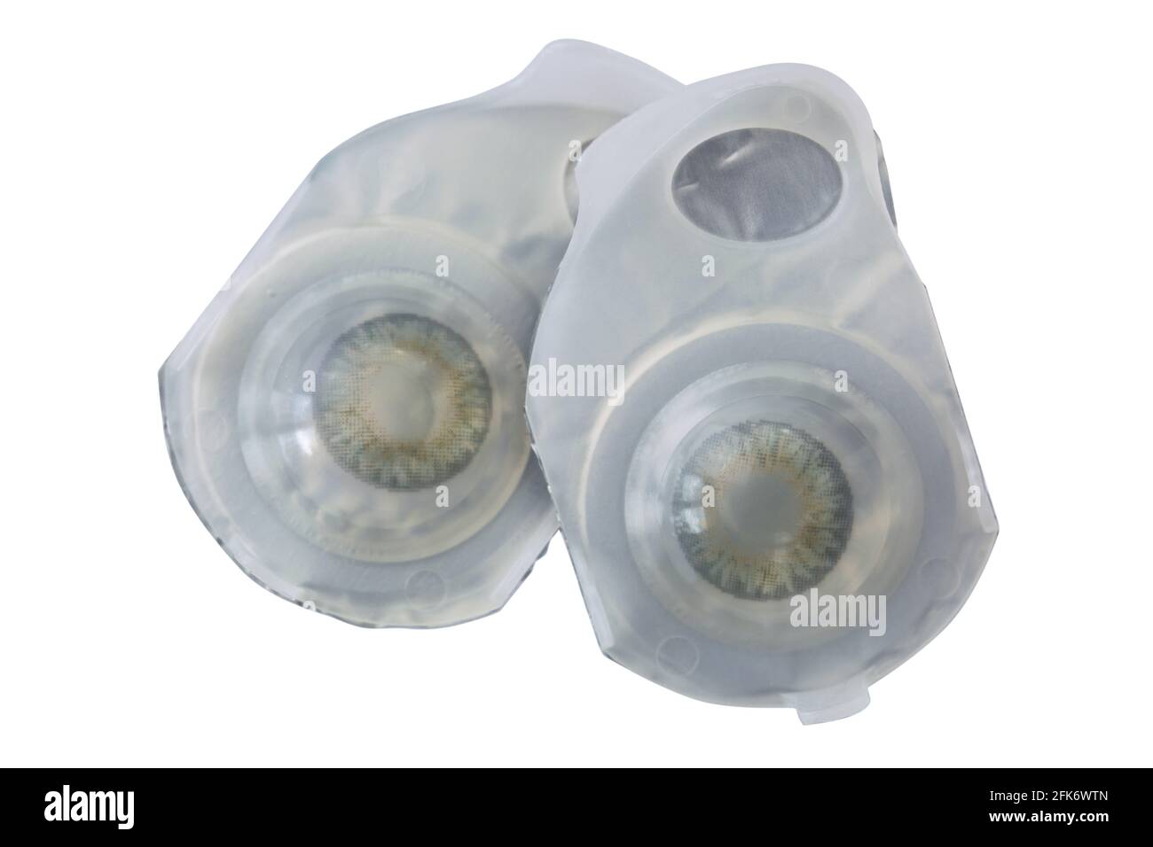 Paar brandneue atmungsaktive monatliche Einweg-Kontaktlinsen in Graue Farbe aus Silikon-Hydrogel isoliert auf weißem Hintergrund Stockfoto
