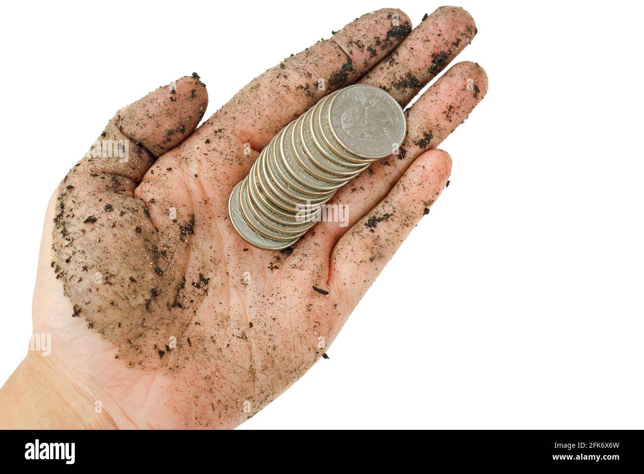 A fews US-Münzen, Viertel-Dollar auf einzelne schmutzige Frau Hand mit schwarzem Boden Schmutz isoliert auf weißem Hintergrund Stockfoto