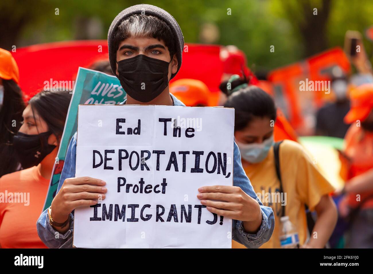 Washington, DC, USA. April 2021. Im Bild: Einwanderer und Unterstützer marschieren, um ein Ende der Abschiebungen zu fordern, die Biden für die Dauer seiner ersten 100 Tage im Amt versprochen hat - aber nicht - zu beenden. Kredit: Allison C Bailey / Alamy Live Nachrichten Stockfoto