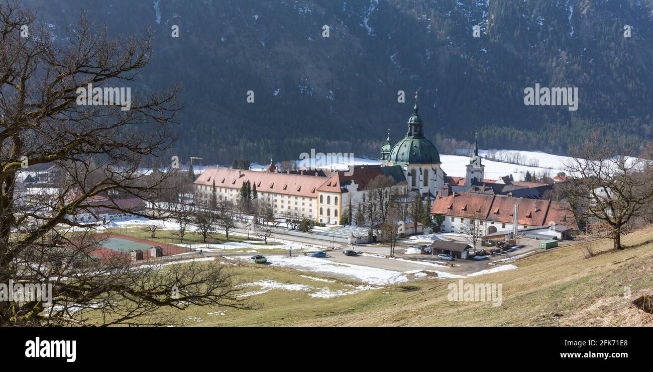 Ettal, Deutschland - 26. Feb 2021: Weitwinkelansicht des Klosters Ettal. Gegründet 1330. Stockfoto