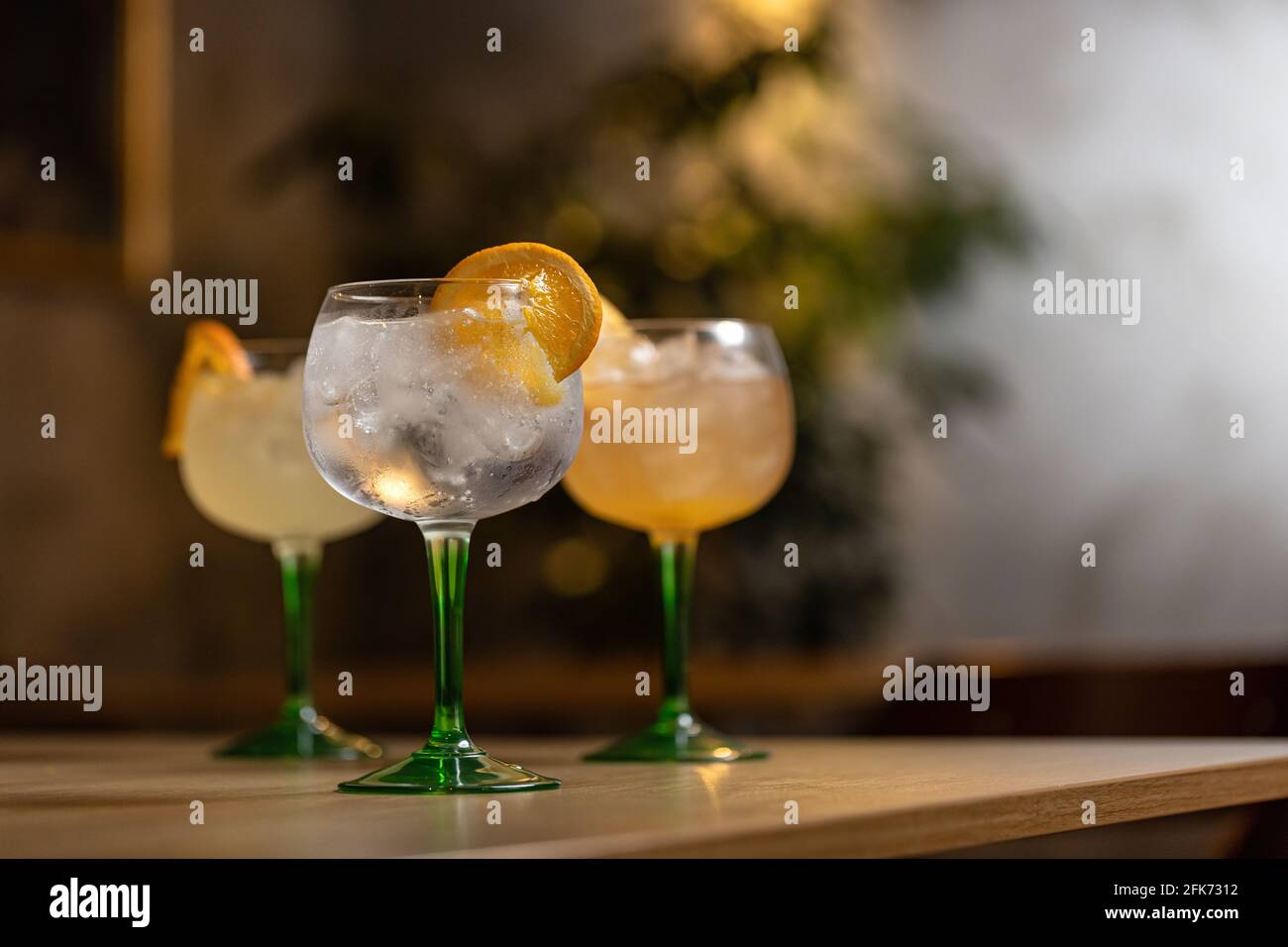 Alkoholisches Getränk Gin Tonic Cocktail mit Orange auf dem Restauranttisch Stockfoto