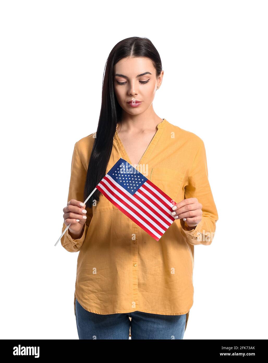 Junge Frau mit US-Flagge auf weißem Hintergrund. Memorial Day-Feier Stockfoto