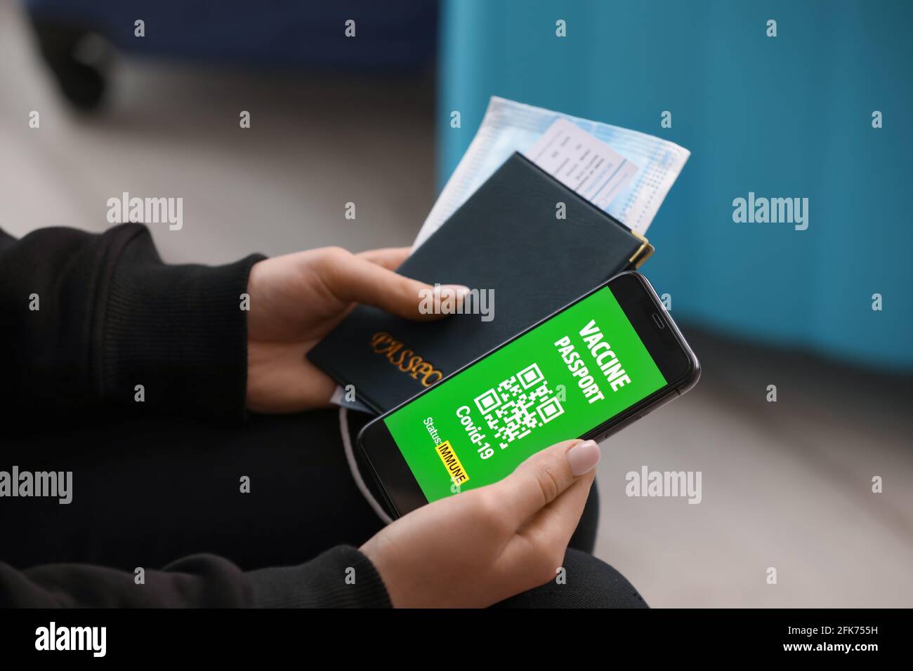 Tourist mit Dokumenten und elektronischem Impfpass am Flughafen Stockfoto