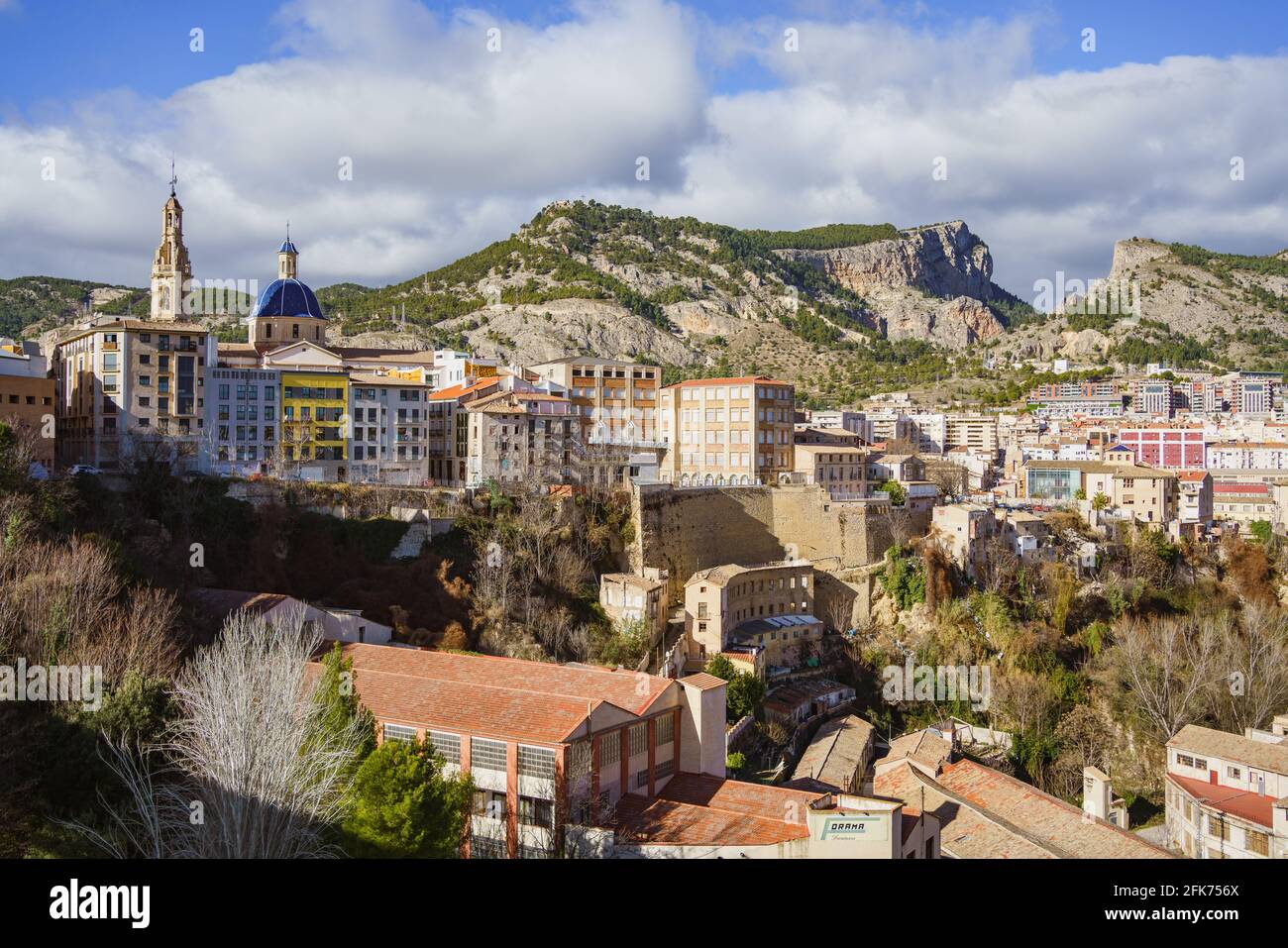 Panoramablick auf Alcoy, Spanien. Industrielles Stadtbild, umgeben von Bergen. Stockfoto