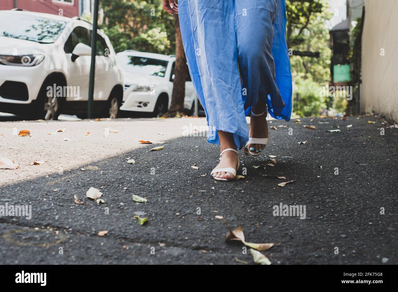 Frau, die in Sydney auf einem Fußweg läuft Stockfoto