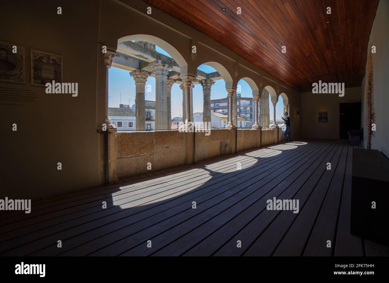 Merida, Spanien - 17. April 2021: Besucher des Deutungszentrums des Tempels von Diana, Merida, Extremadura, Spanien. Am besten erhaltener römischer Tempel in Spanien Stockfoto