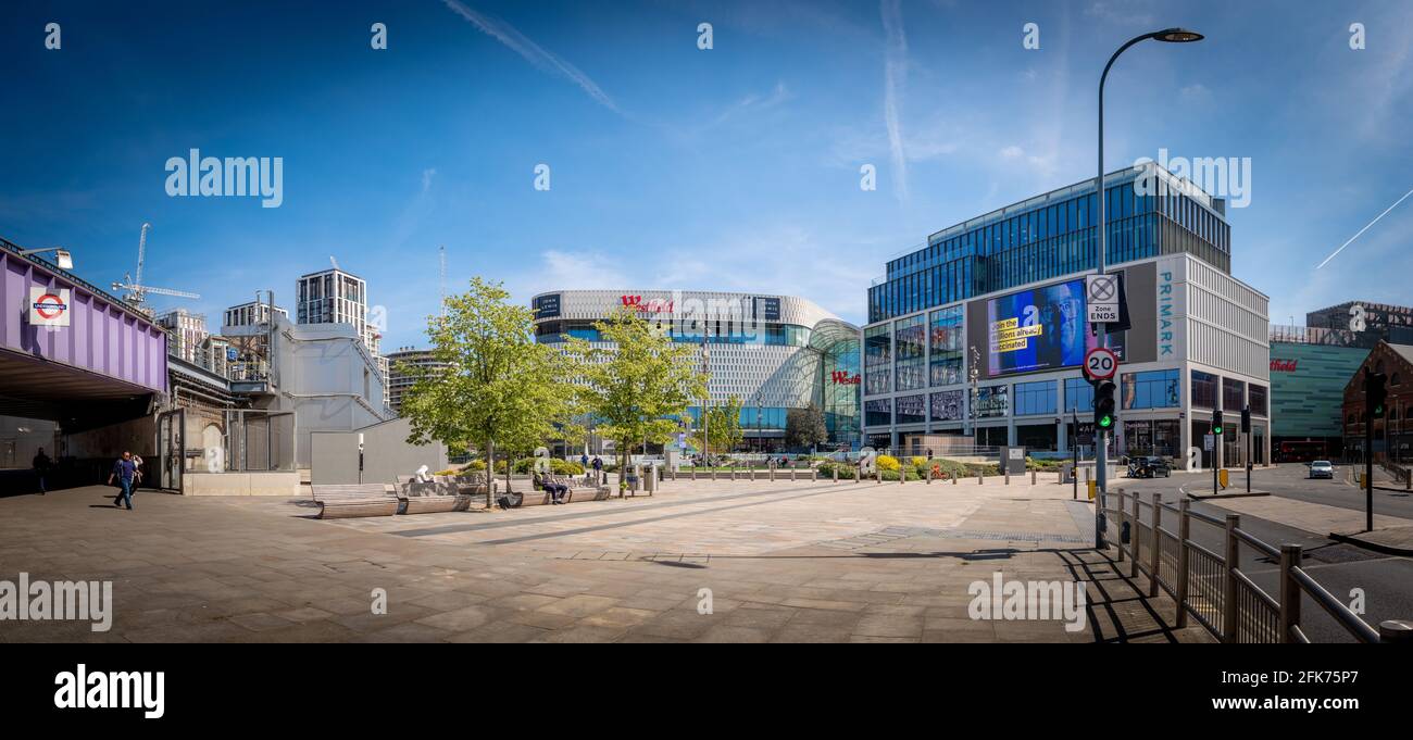 London - April 2021: Westfield Shopping Centre in Shepherds Bush. Großes Einkaufszentrum mit vielen High Street- und Luxusketten. Stockfoto