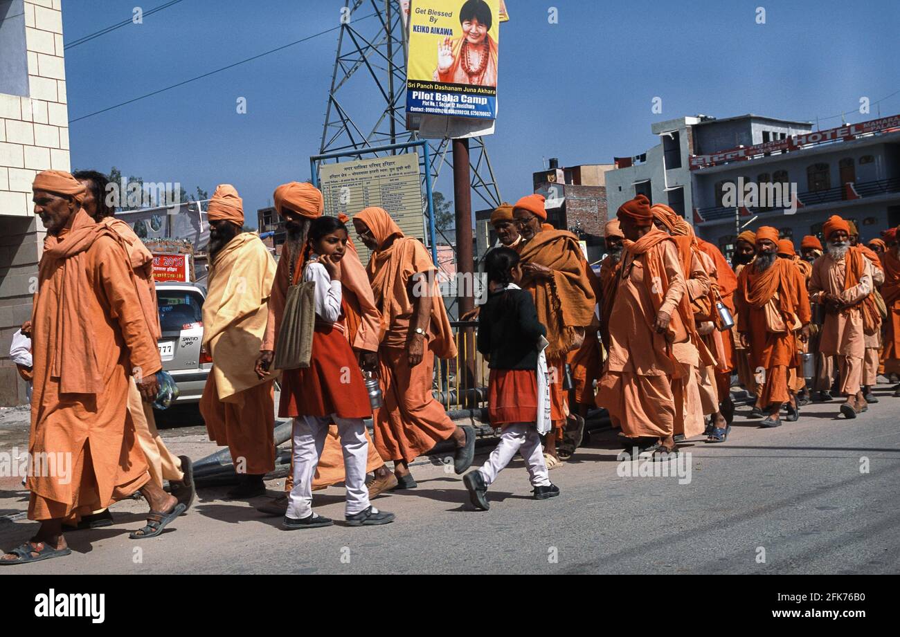 13.03.2010, Haridwar, Uttarakhand, Indien, Asien - Pilger in orangefarbenen Gewändern auf dem Weg zum Har Ki Pauri Ghat am Ganges River. Stockfoto