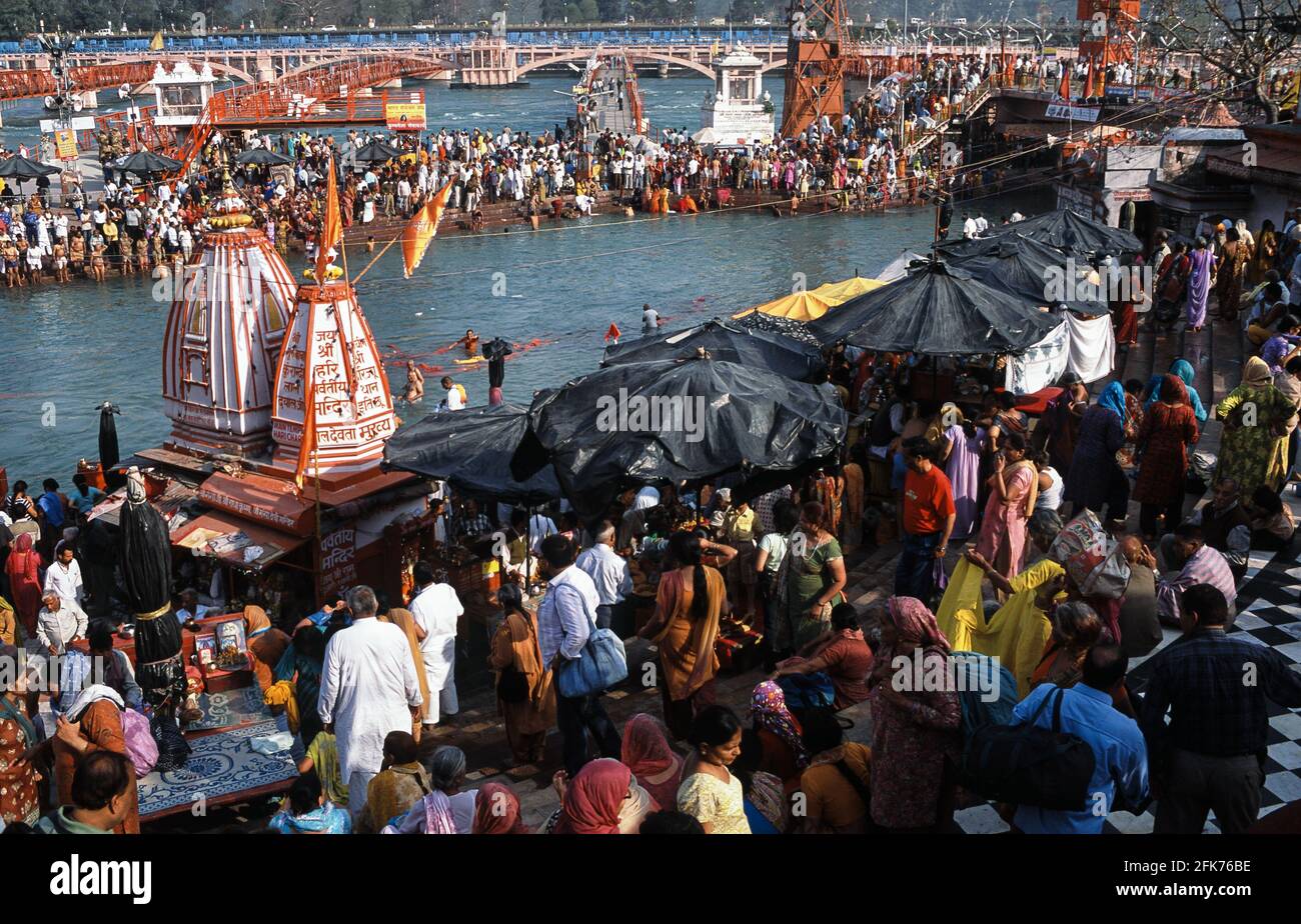 13.03.2010, Haridwar, Uttarakhand, Indien, Asien - Massen von Pilgern versammeln sich am Har Ki Pauri Ghat an den Ufern des heiligen Ganges Fluss während Kumbh Mela. Stockfoto