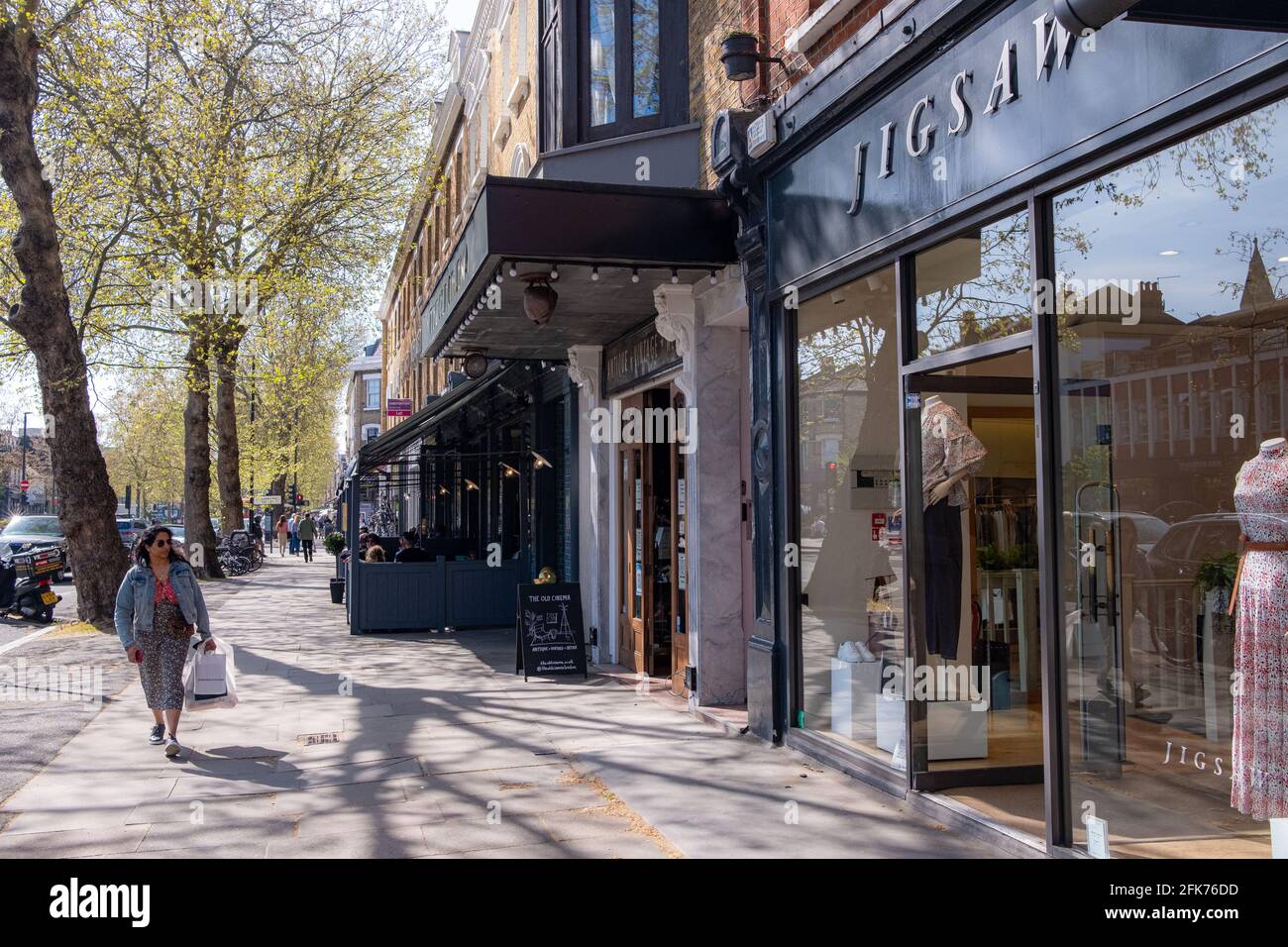 Chiswick High Road, eine lange Straße mit Geschäften und Restaurants in West London-Großbritannien Stockfoto