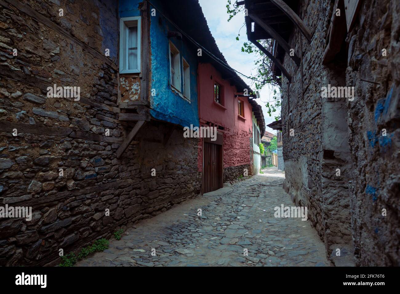 Leere Straße mit Steinmauern auf beiden Seiten Stockfoto