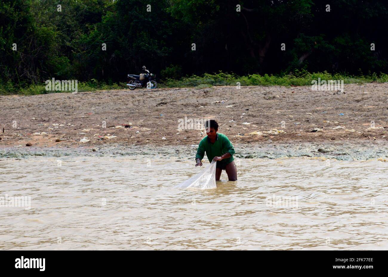 Ein Fischer, der am Tonle SAP See in Kambodscha fischt. Stockfoto