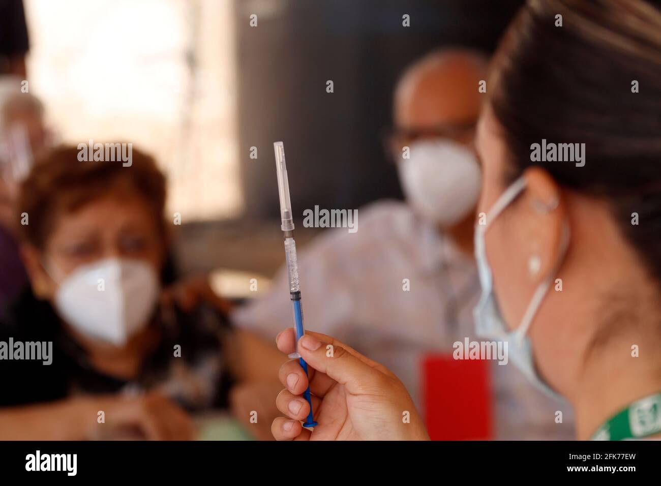 Nicht exklusiv: MEXIKO-STADT, MEXIKO - 28. APRIL: Ein Gesundheitsmitarbeiter bereitet die zweite Dosis des Covid-19-Sputnik-V-Impfstoffs vor, um einem älteren Duri eine Injektion zu verabreichen Stockfoto