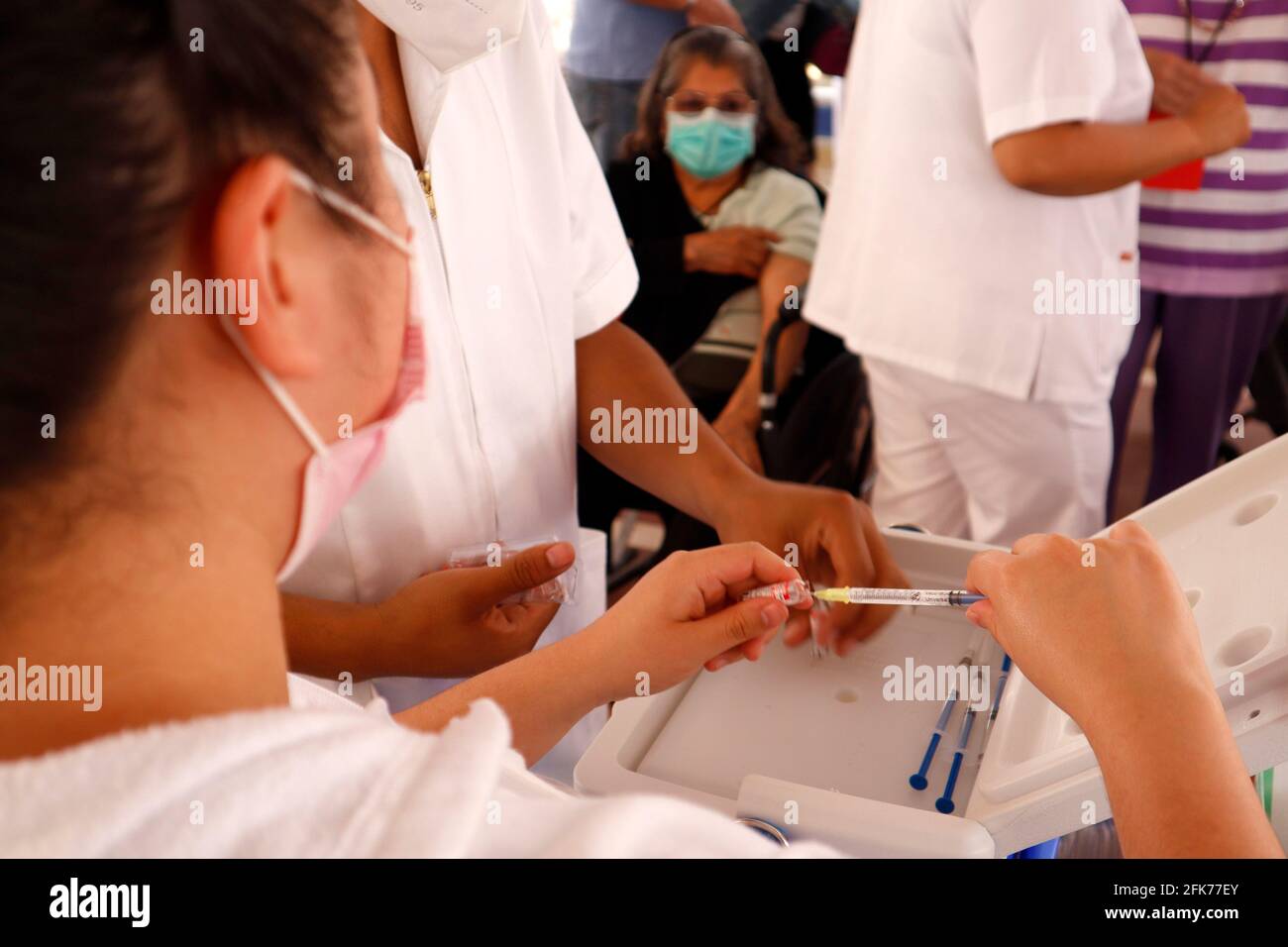 Nicht exklusiv: MEXIKO-STADT, MEXIKO - 28. APRIL: Ein Gesundheitsmitarbeiter bereitet die zweite Dosis des Covid-19-Sputnik-V-Impfstoffs vor, um einem älteren Duri eine Injektion zu verabreichen Stockfoto