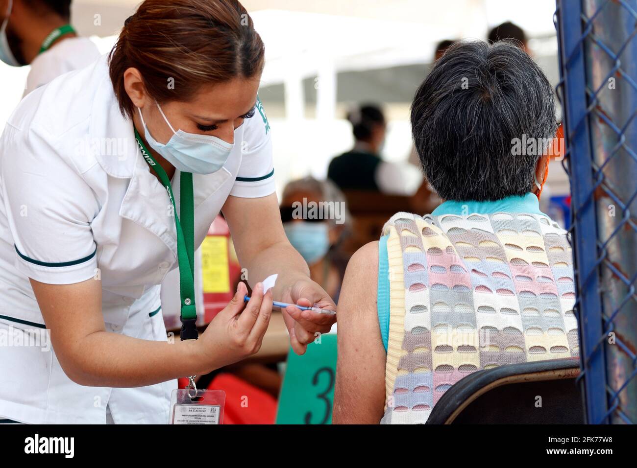 Nicht exklusiv: MEXIKO-STADT, MEXIKO - 28. APRIL: Ein älterer Bürger erhält die zweite Dosis des Impfstoffes Covid-19 Sputnik V während einer Massenimpfung gegen Peop Stockfoto