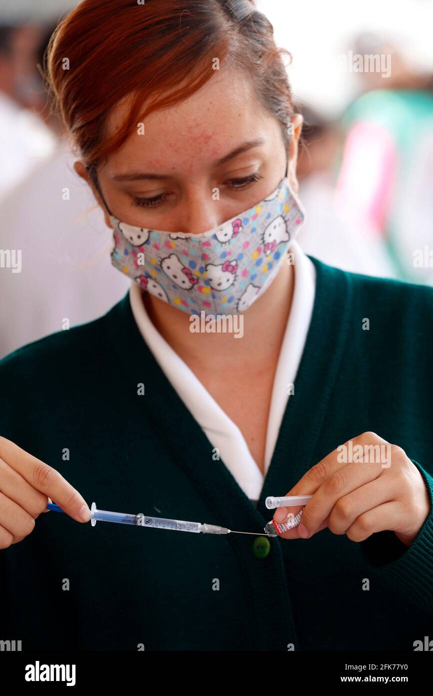 Nicht exklusiv: MEXIKO-STADT, MEXIKO - 28. APRIL: Ein Gesundheitsmitarbeiter bereitet die zweite Dosis des Impfstoffs Covid-19 Sputnik V vor, um einen älteren Duri zu impfen Stockfoto
