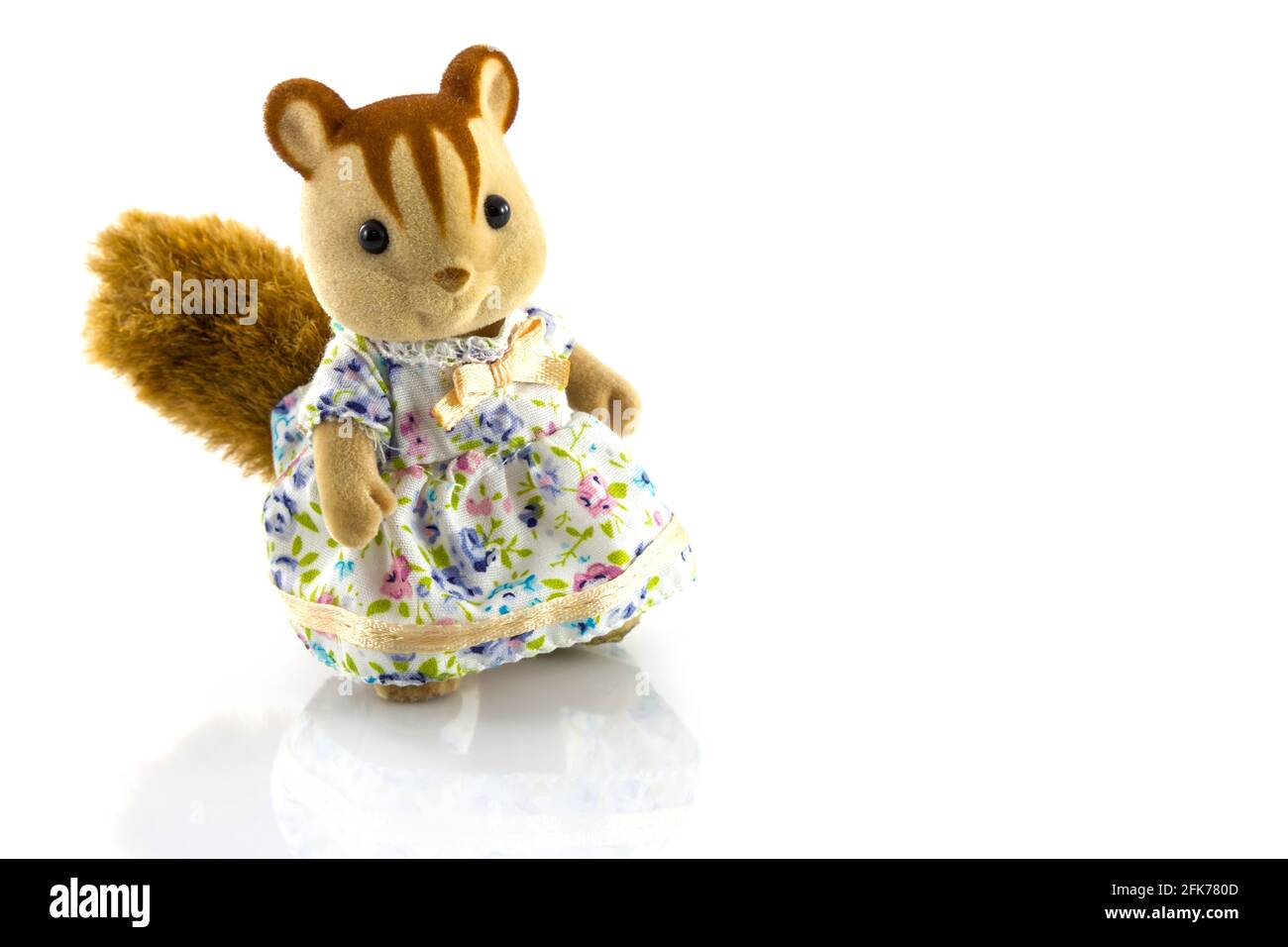 Mädchen Eichhörnchen Spielzeug trägt Kleid auf weißem Hintergrund Stockfoto