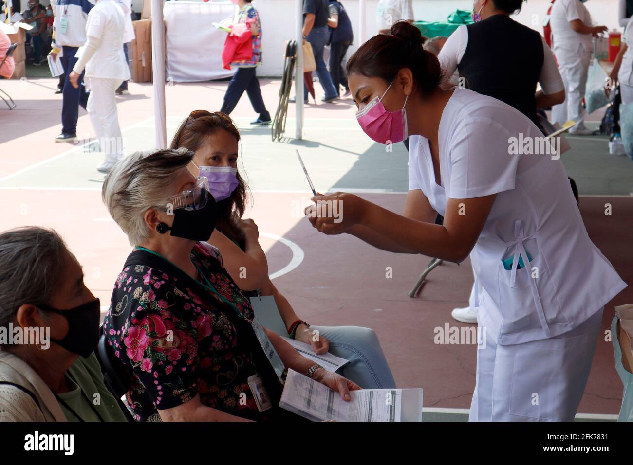 Nicht exklusiv: MEXIKO-STADT, MEXIKO - 28. APRIL: Ein älterer Bürger erhält die zweite Dosis des Impfstoffes Covid-19 Sputnik V während einer Massenimpfung gegen Peop Stockfoto
