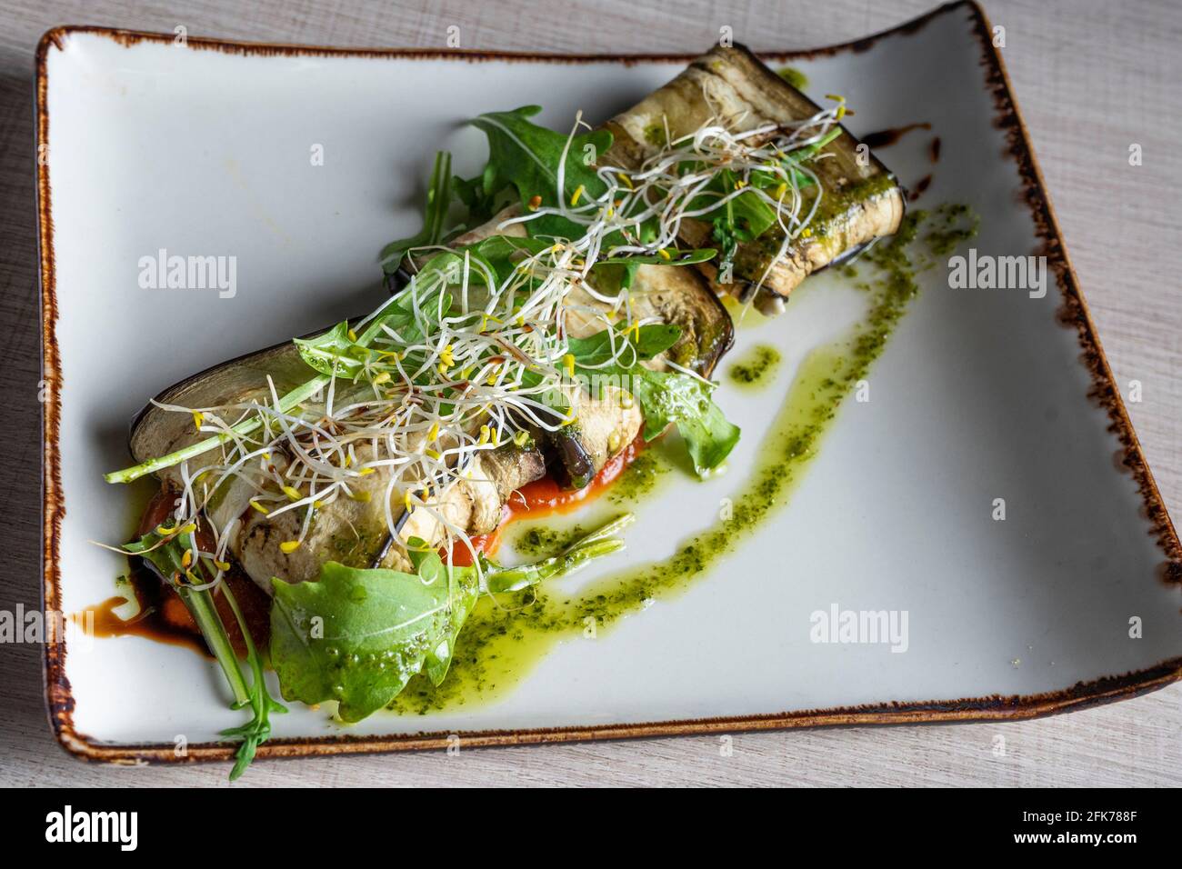 Ravioli-Teller mit Auberginen. Kreative vegane Küche Stockfoto