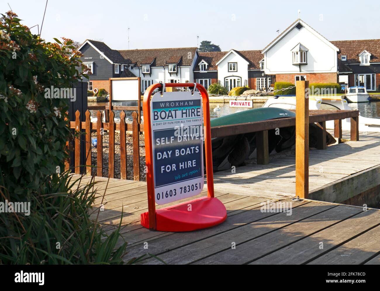 Ein Schild für Wroxham Boat Hire für Selbstfahrts-Tagesboote am Fluss Bure in Hoveton, Norfolk, England, Vereinigtes Königreich. Stockfoto