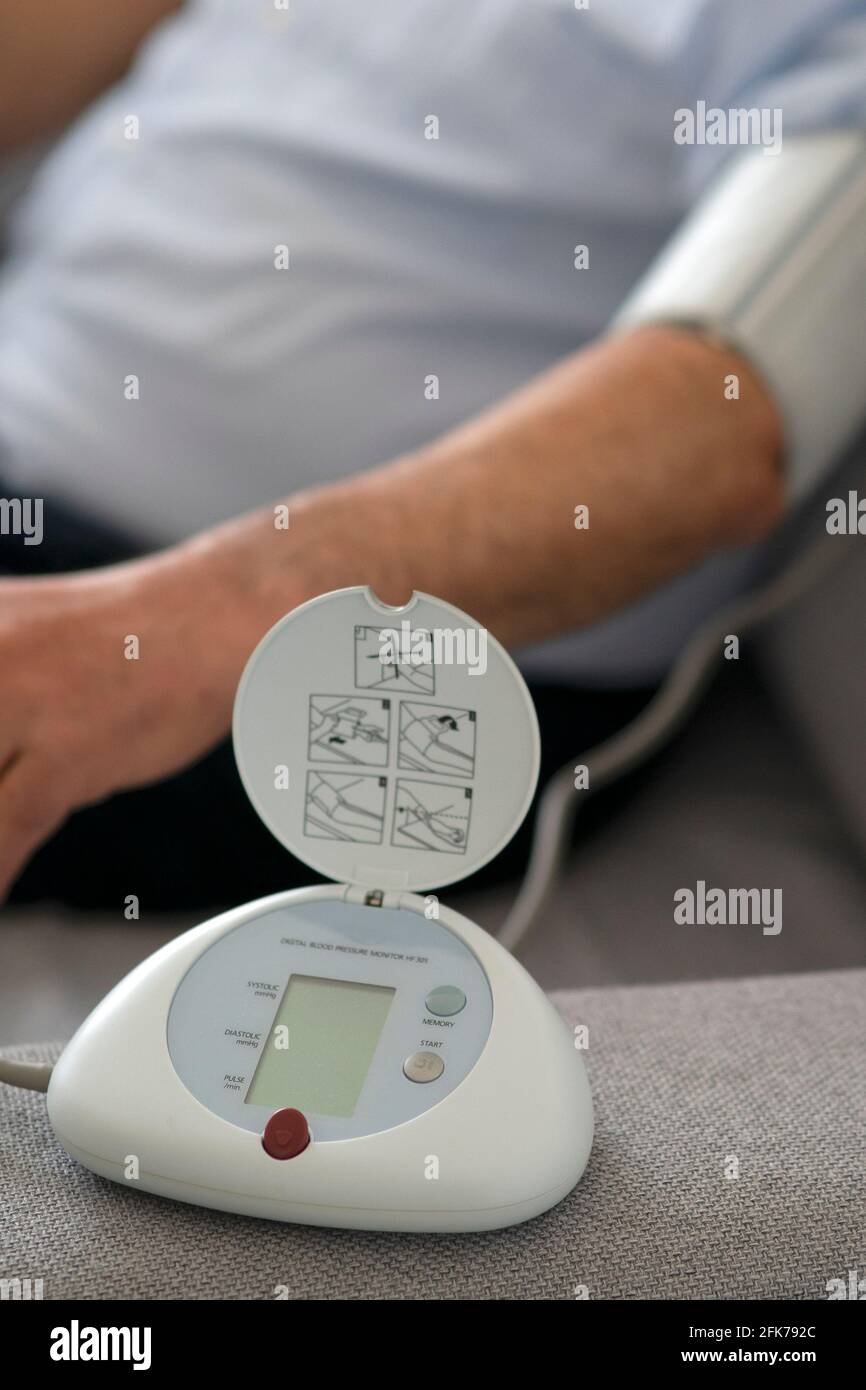 Elektronisches Gerät zur Blutdruckmessung zu Hause. Selbstmessung des Drucks zu Hause. Stockfoto