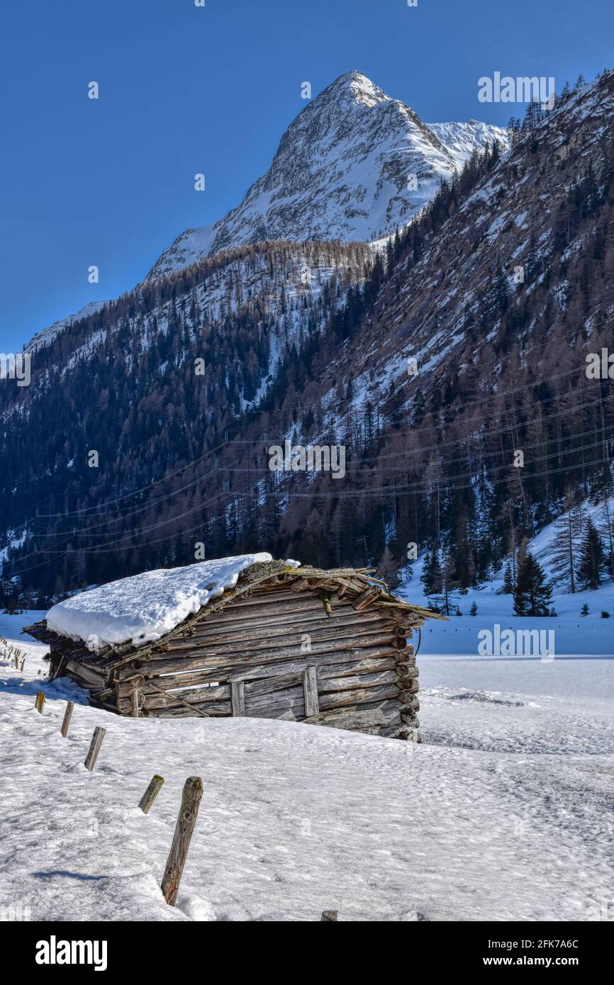 Winter, Frühling, Schnee, Hütte, Holzhütte, Almhütte, Scheune, eingekürzt, drückt, Schneelast, Baufällig, Tiefschnee, verschneit, zugeschneit, schn Stockfoto