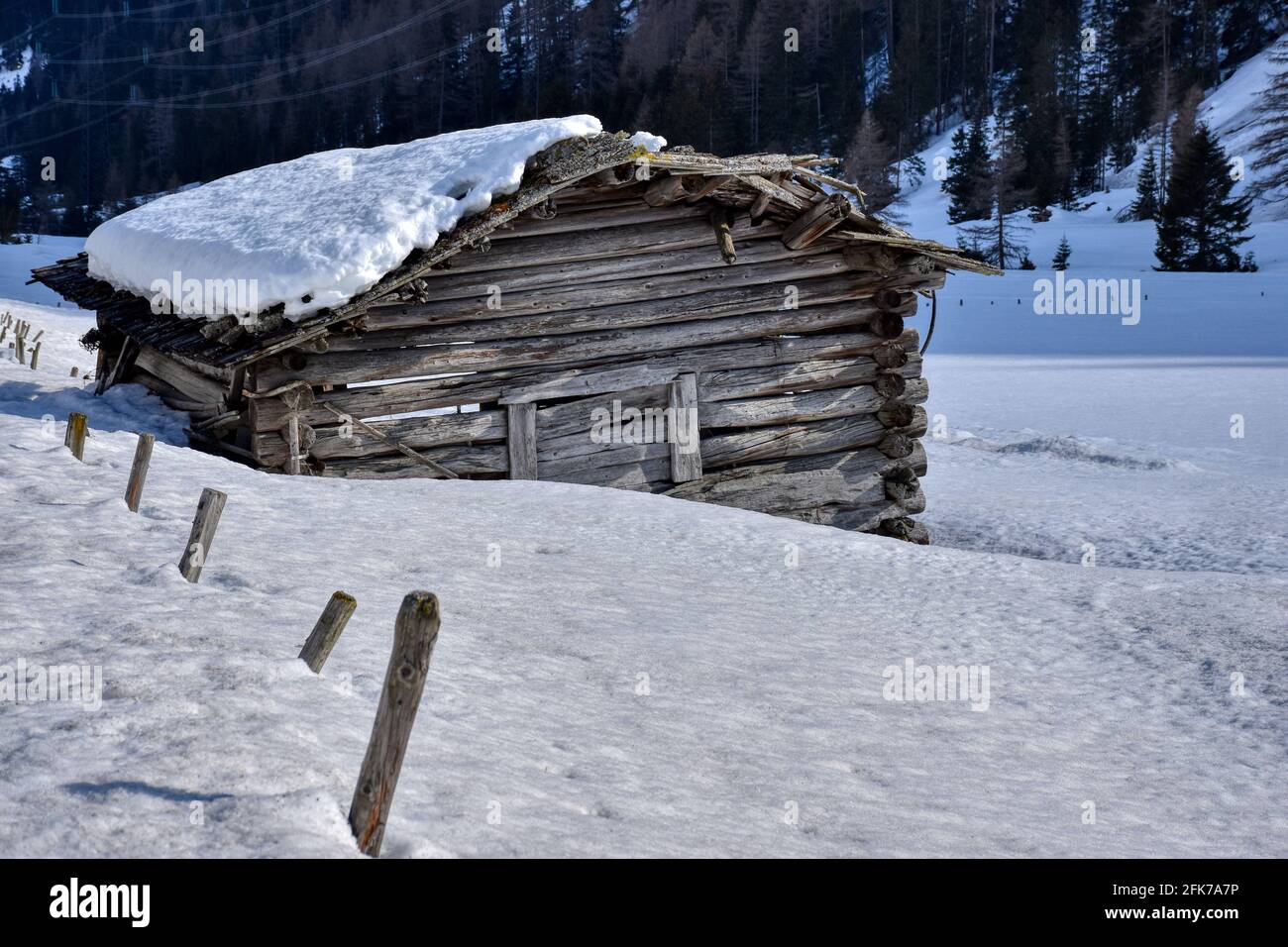 Winter, Frühling, Schnee, Hütte, Holzhütte, Almhütte, Scheune, eingekürzt, drückt, Schneelast, Baufällig, Tiefschnee, verschneit, zugeschneit, schn Stockfoto