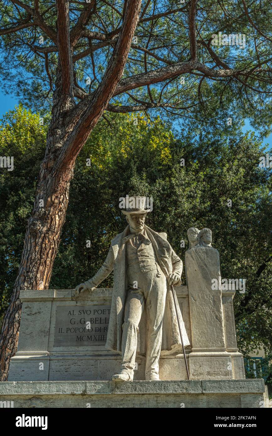 Piazza Giuseppe Gioacchino Belli, die Gedenkstatue, die dem römischen Dichter gewidmet ist. Stockfoto