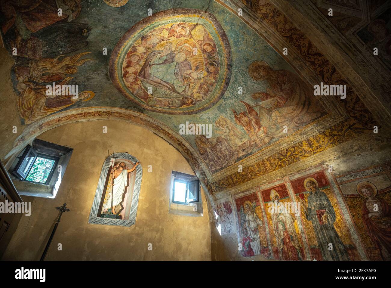 Kirche Santa Maria Maggiore, Seitenkapelle mit umbrisch-senesischen Fresken aus dem frühen sechzehnten Jahrhundert. Sovana, Provinzen von Grosseto, Toskana,. Stockfoto