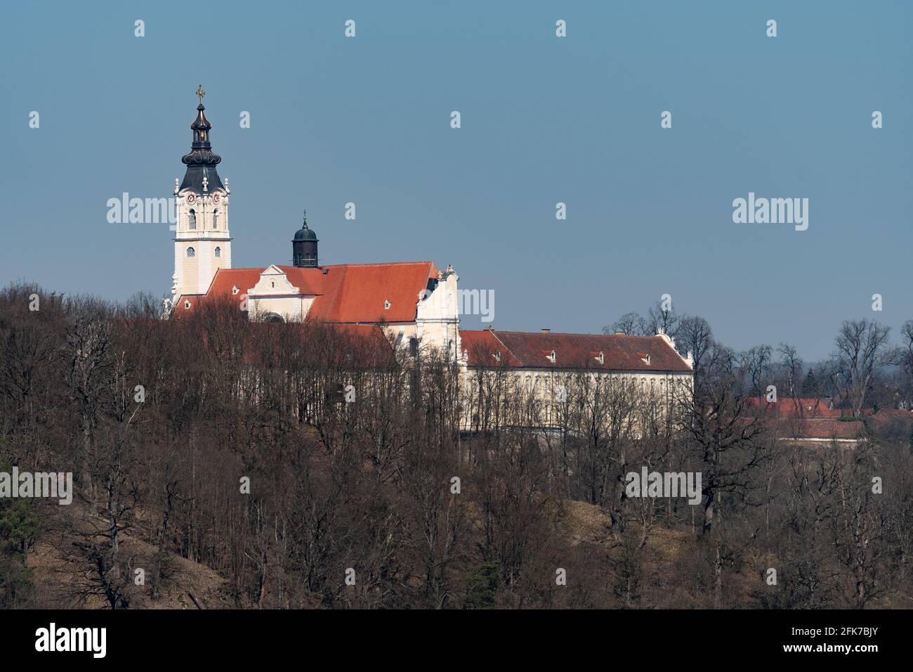 Stift Altenburg vom Kamp aus gesehen, sonniger Tag im frühen Frühjahr Stockfoto