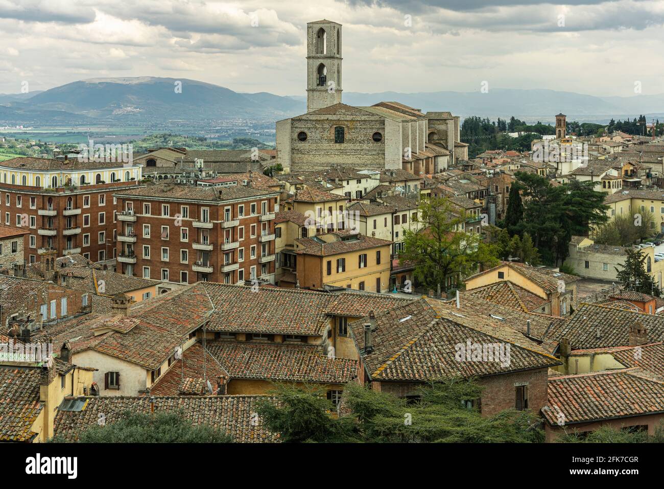 Stadtlandschaft der Stadt Perugia. Imposant ist das Kloster San Domenico mit seinem romanischen Glockenturm. Perugia, Umbrien, Italien, Europa Stockfoto