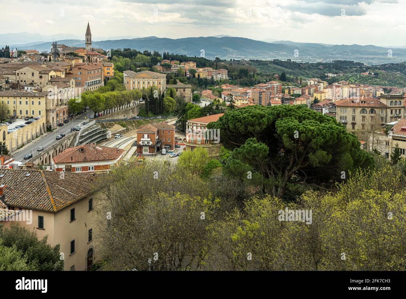 Stadtlandschaft der Stadt Perugia. Hinter den Häusern steht der Glockenturm der Abtei von San Pietro. Perugia, Umbrien, Italien, Europa Stockfoto