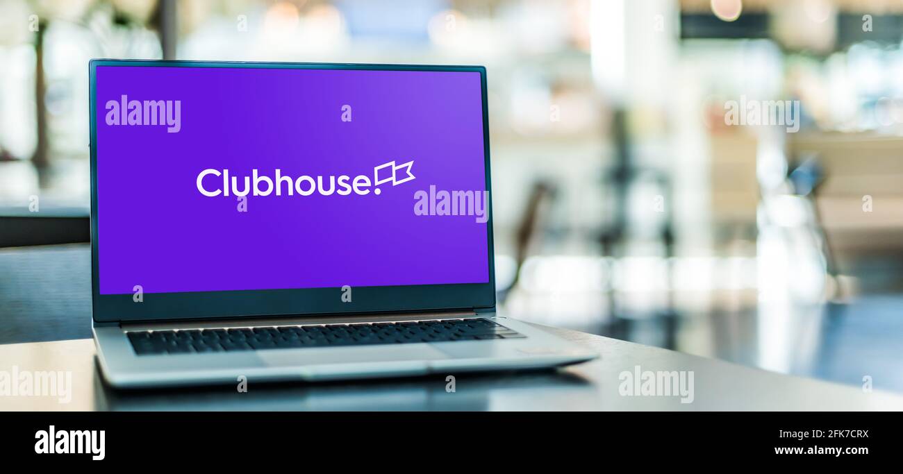 POZNAN, POL - MAR 15, 2021: Laptop-Computer mit Logo von Clubhouse Software, einem Unternehmen, das Projektmanagement-Software für Software entwickelt Stockfoto
