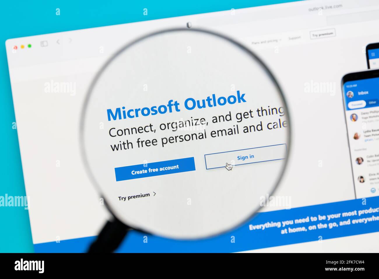 Ostersund, Schweden - 15. Februar 2021: Microsoft Outlook-Website.. Microsoft Outlook ist ein Personal Information Manager von Microsoft, Stockfoto