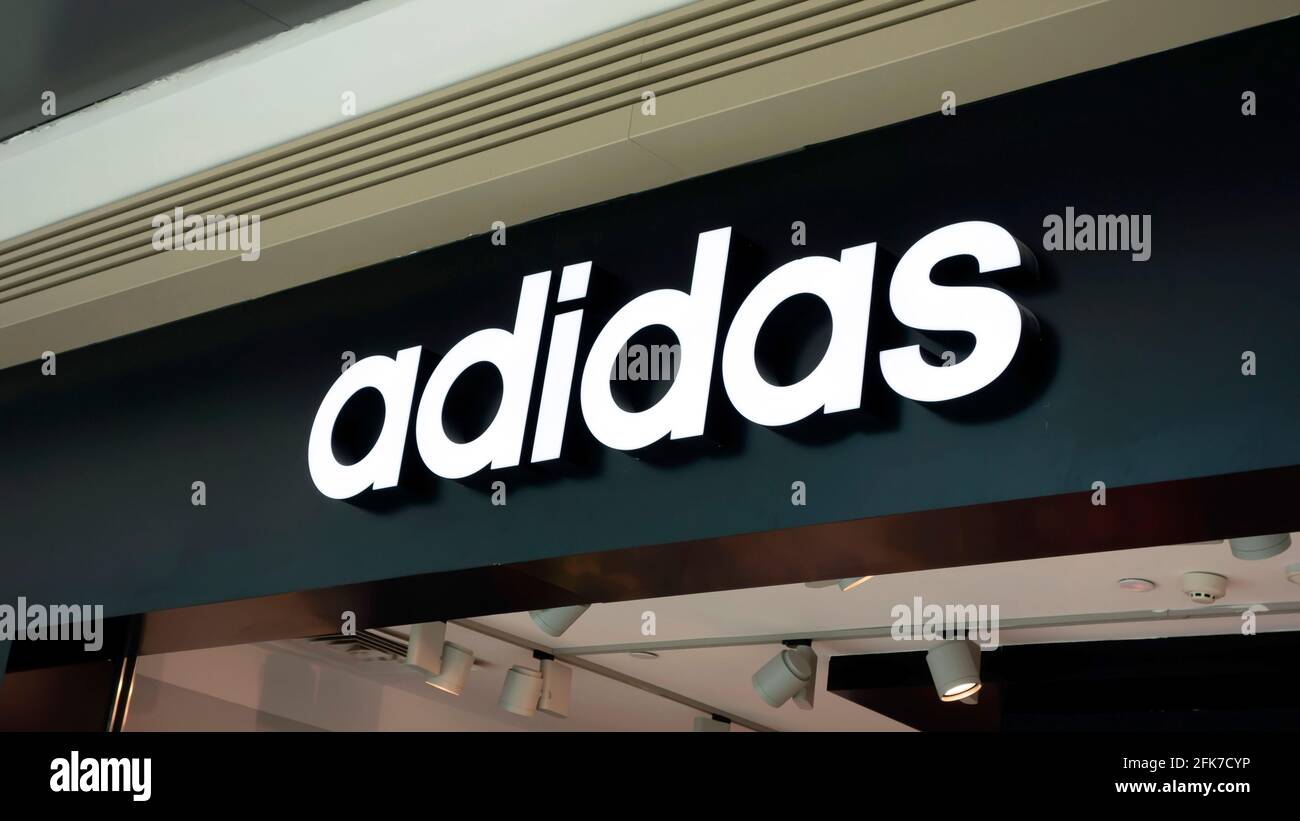 Zhuhai China 16 April 2015 Adidas Ladenschild Adidas Es Ist Der Grosste Sportartikelhersteller In Europa Stockfotografie Alamy
