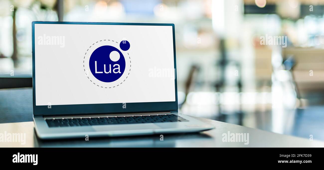 POZNAN, POL - APR 15, 2021: Laptop-Computer mit dem Logo von Lua, einer leichten, hochrangigen, multiparadigmatischen Programmiersprache, die in erster Linie entwickelt wurde Stockfoto