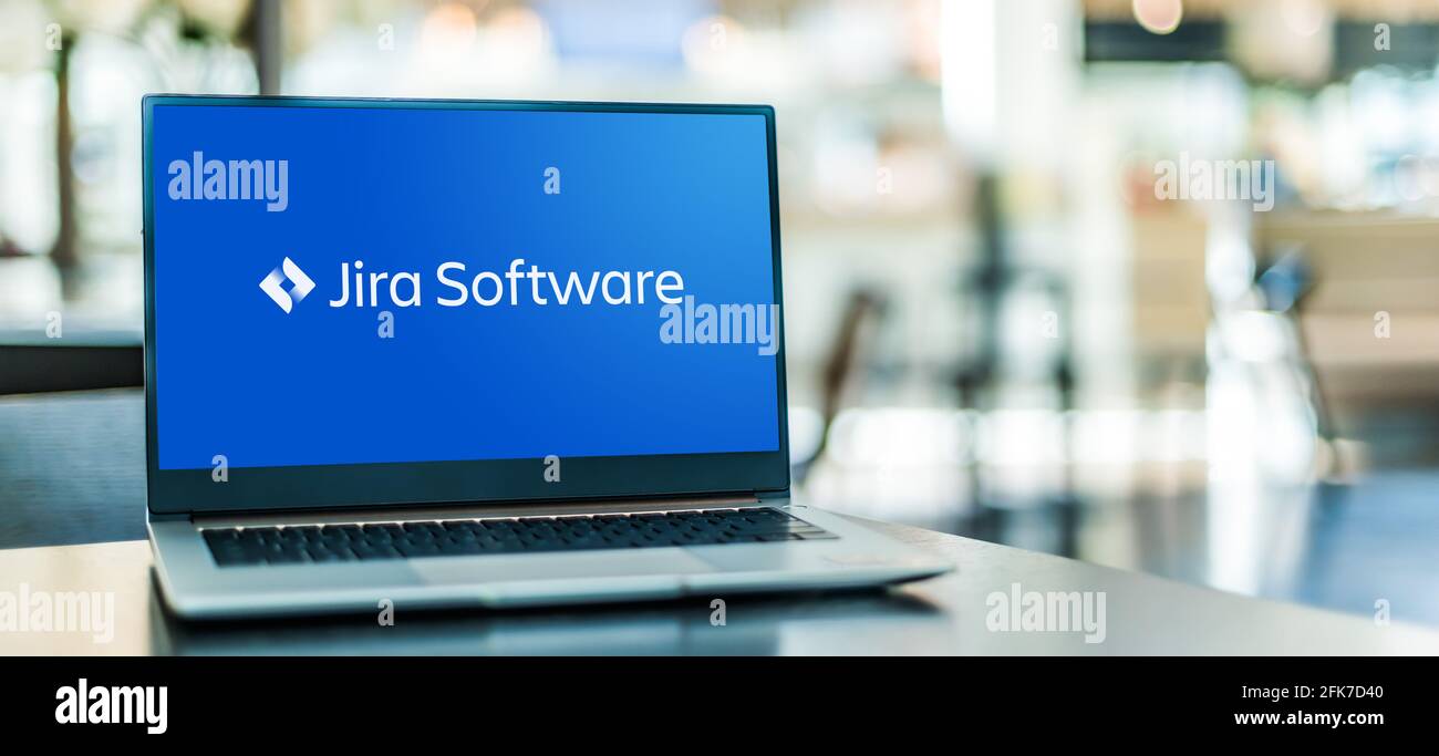 POZNAN, POL - APR 15, 2021: Laptop-Computer mit Logo von Jira, einem proprietären Produkt zur Fehlerverfolgung, das von Atlassian entwickelt wurde und die Fehlerverfolgung ermöglicht Stockfoto