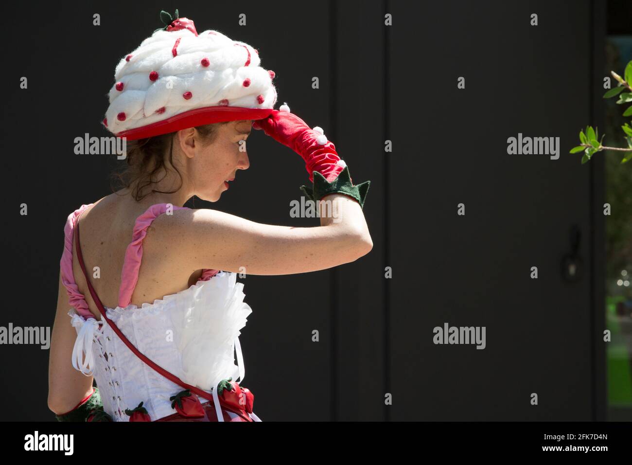 Schauspielerin in den Straßen von Avignon, die für ihre Performance wirbt Theaterfestival Avignon Stockfoto