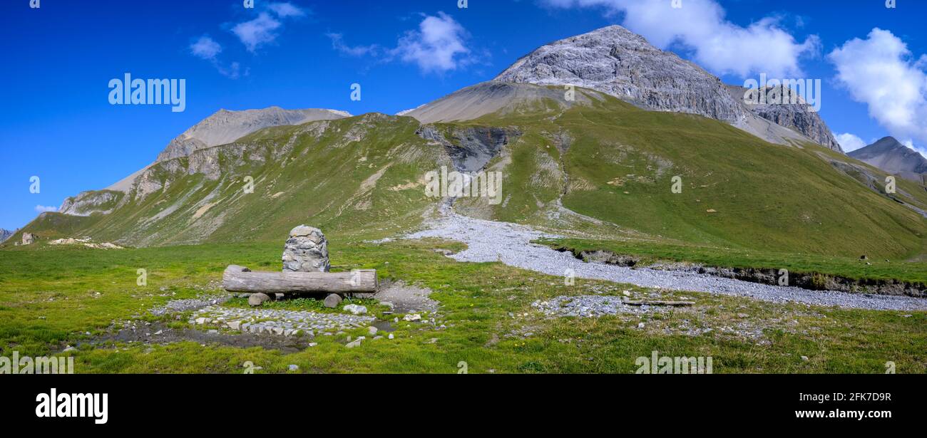 Panoramablick auf Berge und Wasserquelle, Albulapass, Schweiz Stockfoto