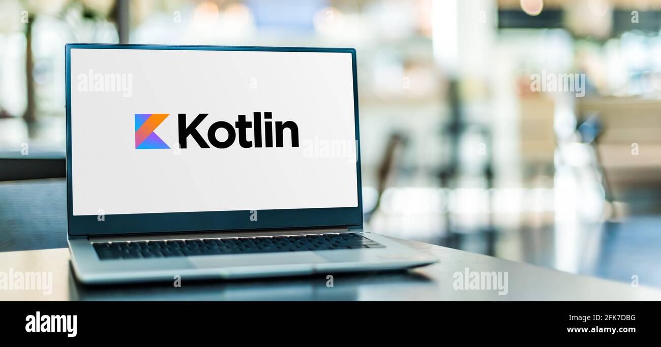 POZNAN, POL - APR 15, 2021: Laptop-Computer mit Logo von Kotlin, einer plattformübergreifenden, statisch getippten, allgemeinen Programmiersprache mit t Stockfoto