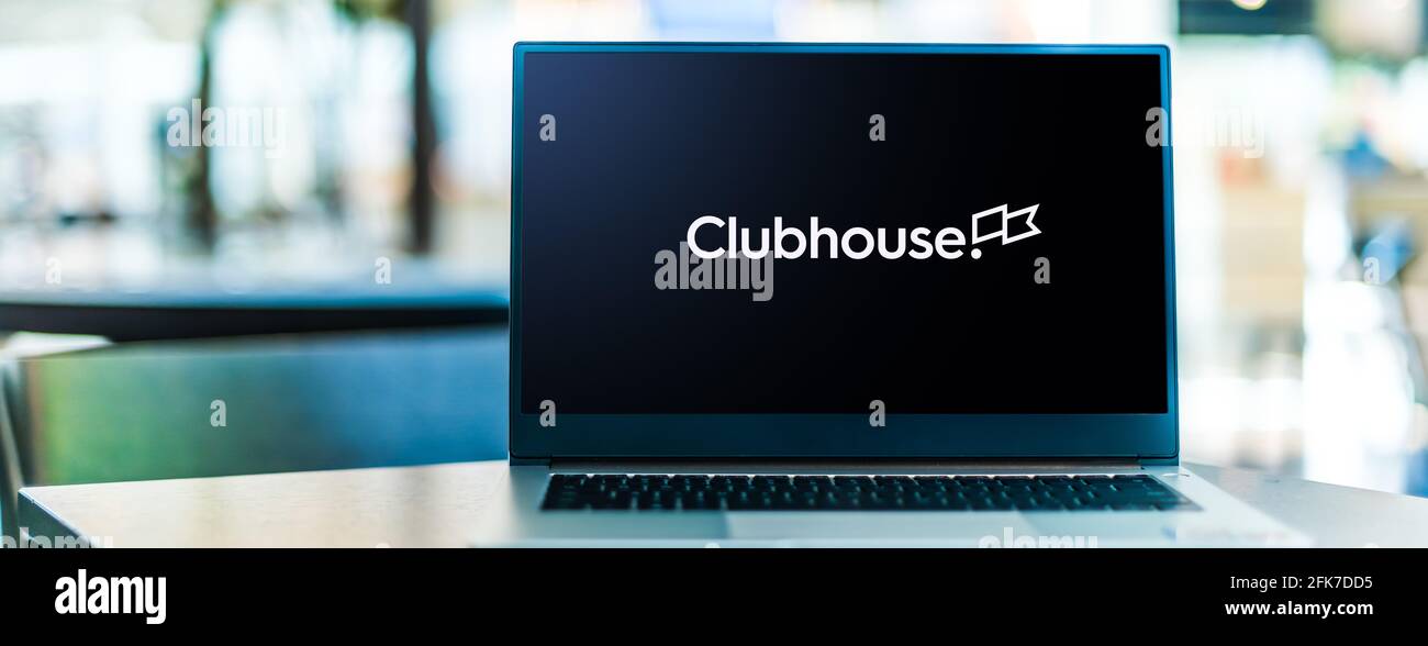POZNAN, POL - MAR 15, 2021: Laptop-Computer mit Logo von Clubhouse Software, einem Unternehmen, das Projektmanagement-Software für Software entwickelt Stockfoto