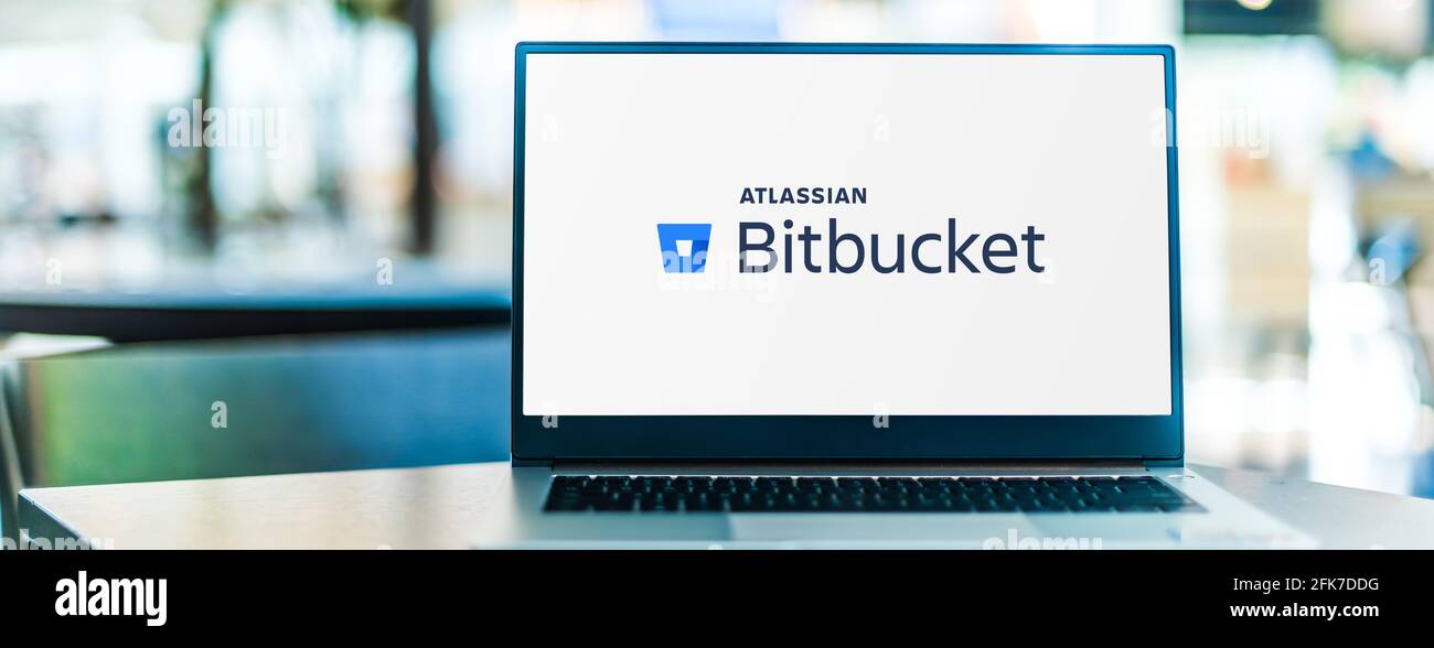 POZNAN, POL – 24. MÄRZ 2021: Laptop-Computer mit Logo von Bitbucket, einem Git-basierten Quellcode-Repository-Hosting-Service von Atlassian Stockfoto