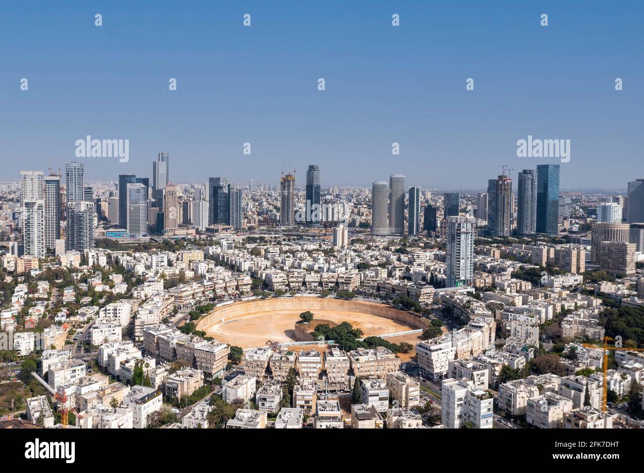 Skyline von Tel Aviv über dem Kikar Hamedina Platz mit Wolkenkratzern im Geschäftsviertel am Horizont, Luftblick. Stockfoto