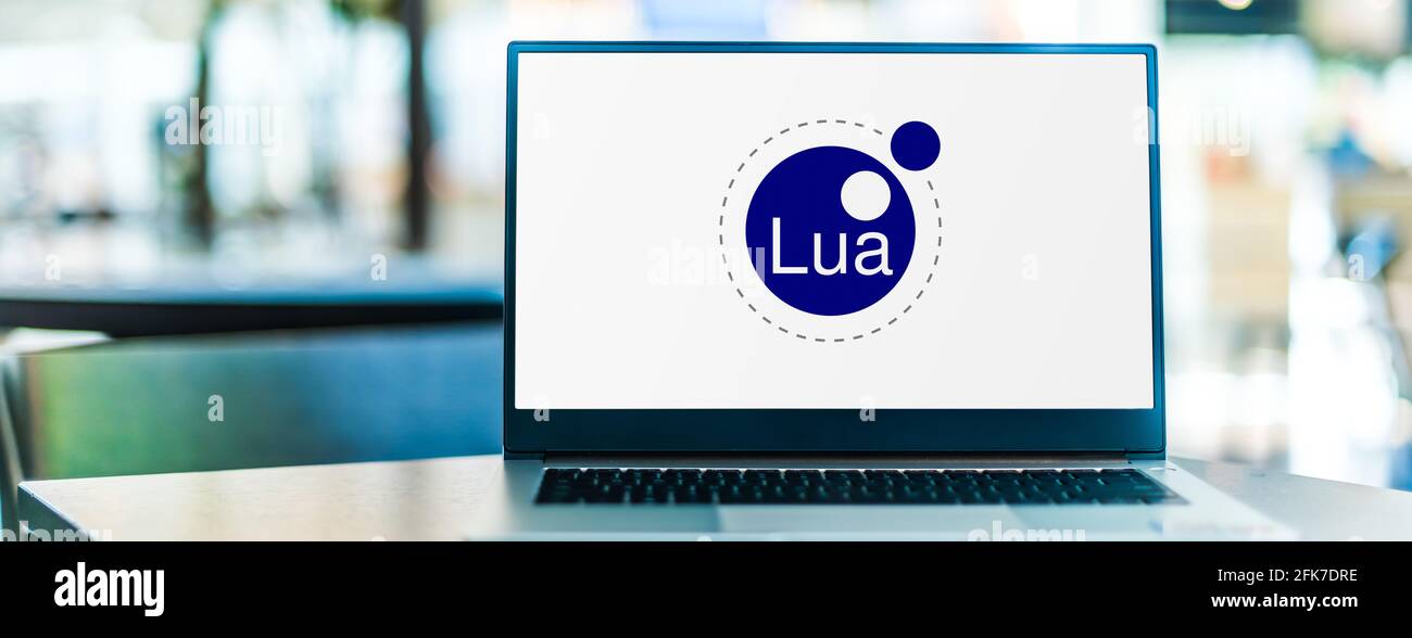 POZNAN, POL - APR 15, 2021: Laptop-Computer mit dem Logo von Lua, einer leichten, hochrangigen, multiparadigmatischen Programmiersprache, die in erster Linie entwickelt wurde Stockfoto
