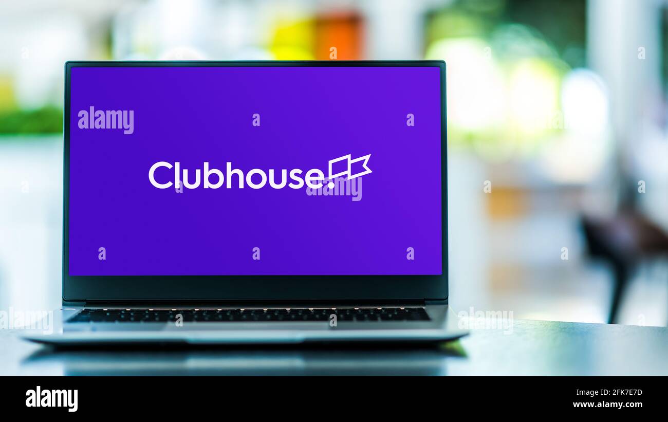 POZNAN, POL - MAR 15, 2021: Laptop-Computer mit Logo von Clubhouse Software, einem Unternehmen, das Projektmanagement-Software für Software entwickelt Stockfoto