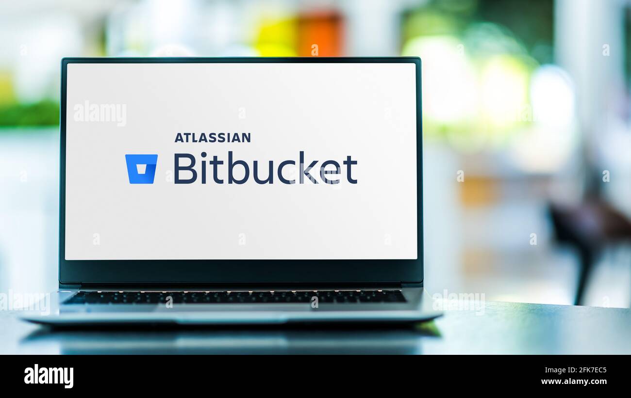 POZNAN, POL – 24. MÄRZ 2021: Laptop-Computer mit Logo von Bitbucket, einem Git-basierten Quellcode-Repository-Hosting-Service von Atlassian Stockfoto